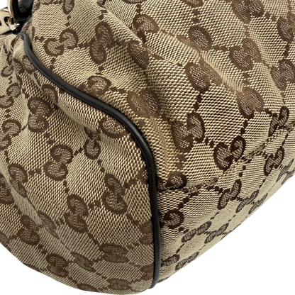 https://cdn.shopify.com/s/files/1/0564/9376/8855/files/Gucci_Handtasche_Sukey_mit_Umhangegurt_monogram_beige_vintage_GG6110.webp?v=1775065519