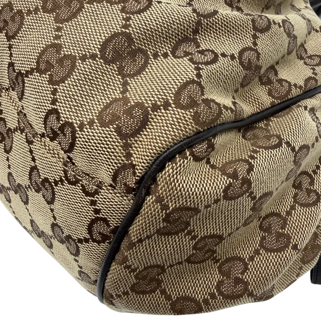 https://cdn.shopify.com/s/files/1/0564/9376/8855/files/Gucci_Handtasche_Sukey_mit_Umhangegurt_monogram_beige_vintage_GG6111.webp?v=1775065519