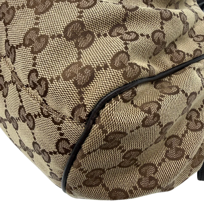 https://cdn.shopify.com/s/files/1/0564/9376/8855/files/Gucci_Handtasche_Sukey_mit_Umhangegurt_monogram_beige_vintage_GG6111.webp?v=1775065519