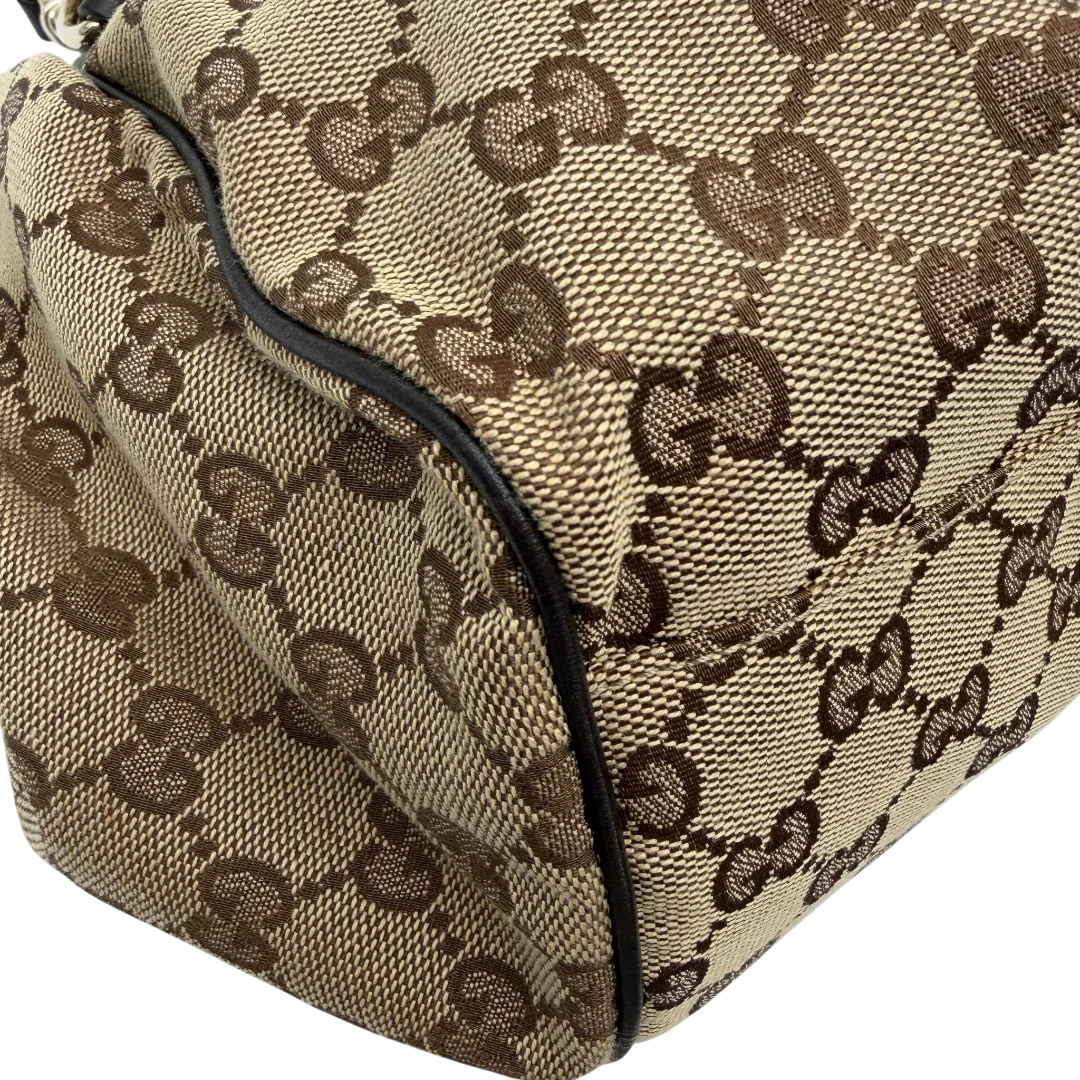 https://cdn.shopify.com/s/files/1/0564/9376/8855/files/Gucci_Handtasche_Sukey_mit_Umhangegurt_monogram_beige_vintage_GG6112.webp?v=1775065519
