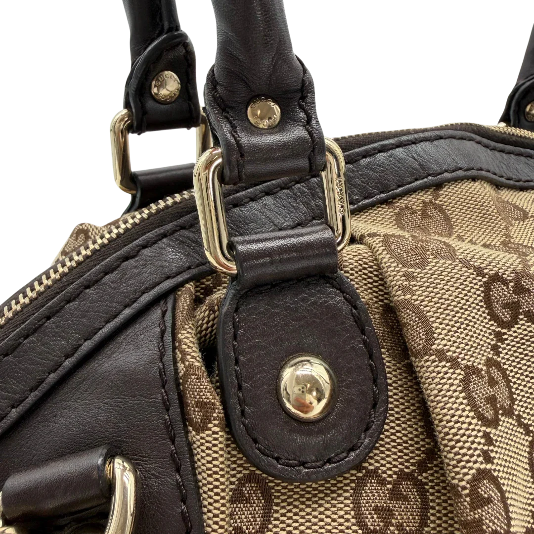 https://cdn.shopify.com/s/files/1/0564/9376/8855/files/Gucci_Handtasche_Sukey_mit_Umhangegurt_monogram_beige_vintage_GG6116.webp?v=1775065519