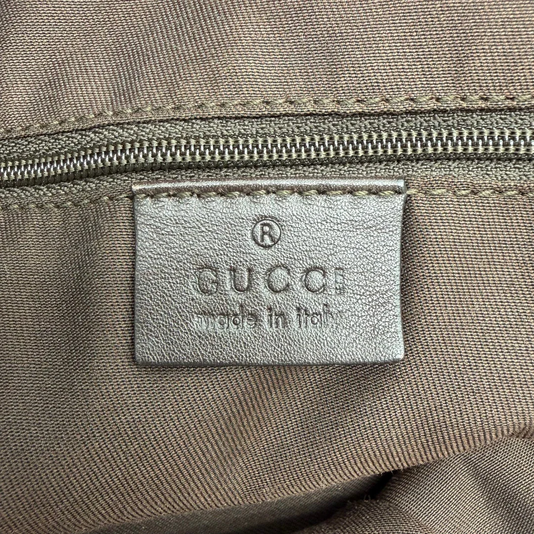 https://cdn.shopify.com/s/files/1/0564/9376/8855/files/Gucci_Handtasche_Sukey_mit_Umhangegurt_monogram_beige_vintage_GG6118.webp?v=1775065519