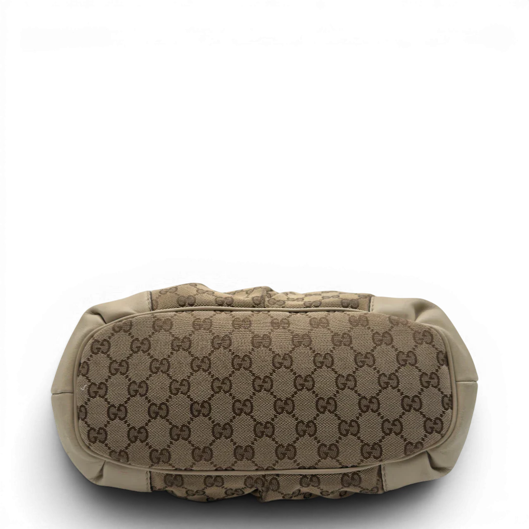 https://cdn.shopify.com/s/files/1/0564/9376/8855/files/Gucci_Handtasche_Sukey_mit_Umhangegurt_monogram_beige_vintage_GG7932.webp?v=1779966403