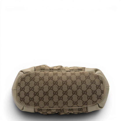 https://cdn.shopify.com/s/files/1/0564/9376/8855/files/Gucci_Handtasche_Sukey_mit_Umhangegurt_monogram_beige_vintage_GG7932.webp?v=1779966403