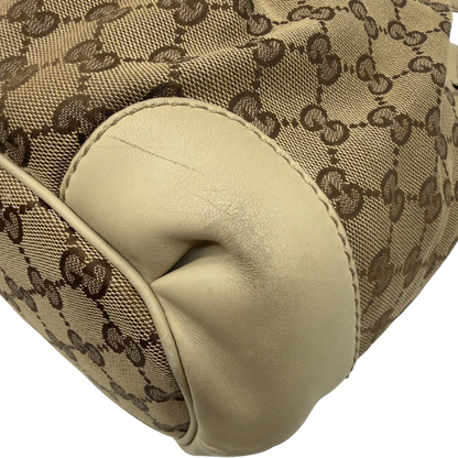 https://cdn.shopify.com/s/files/1/0564/9376/8855/files/Gucci_Handtasche_Sukey_mit_Umhangegurt_monogram_beige_vintage_GG7933.webp?v=1779966403