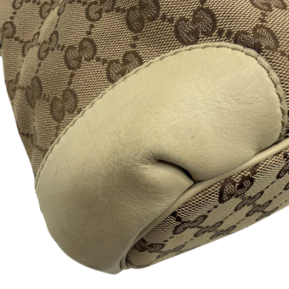 https://cdn.shopify.com/s/files/1/0564/9376/8855/files/Gucci_Handtasche_Sukey_mit_Umhangegurt_monogram_beige_vintage_GG7934.webp?v=1779966403