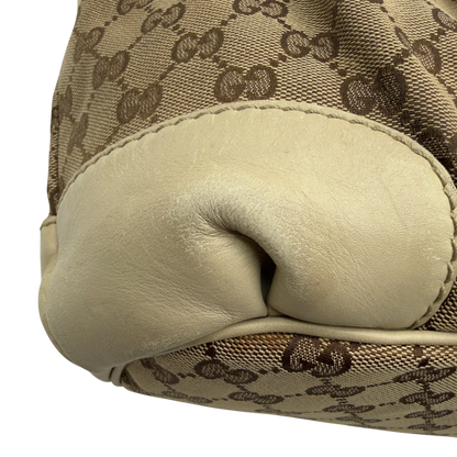 https://cdn.shopify.com/s/files/1/0564/9376/8855/files/Gucci_Handtasche_Sukey_mit_Umhangegurt_monogram_beige_vintage_GG7936.webp?v=1779966403
