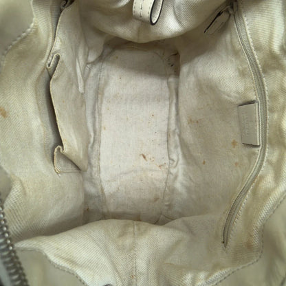 https://cdn.shopify.com/s/files/1/0564/9376/8855/files/Gucci_Handtasche_Sukey_mit_Umhangegurt_monogram_beige_vintage_GG7940.webp?v=1779966403