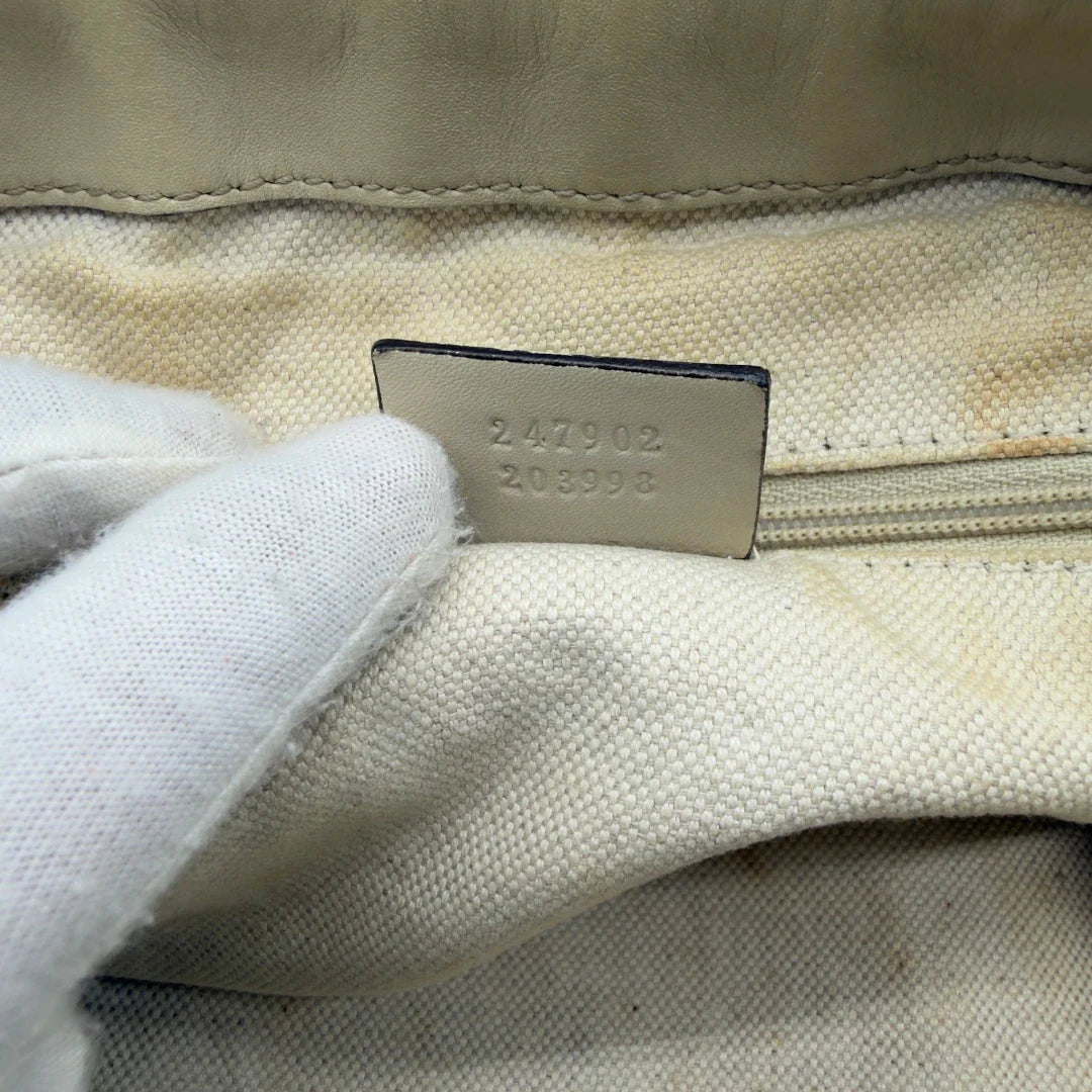 https://cdn.shopify.com/s/files/1/0564/9376/8855/files/Gucci_Handtasche_Sukey_mit_Umhangegurt_monogram_beige_vintage_GG7942.webp?v=1779966403