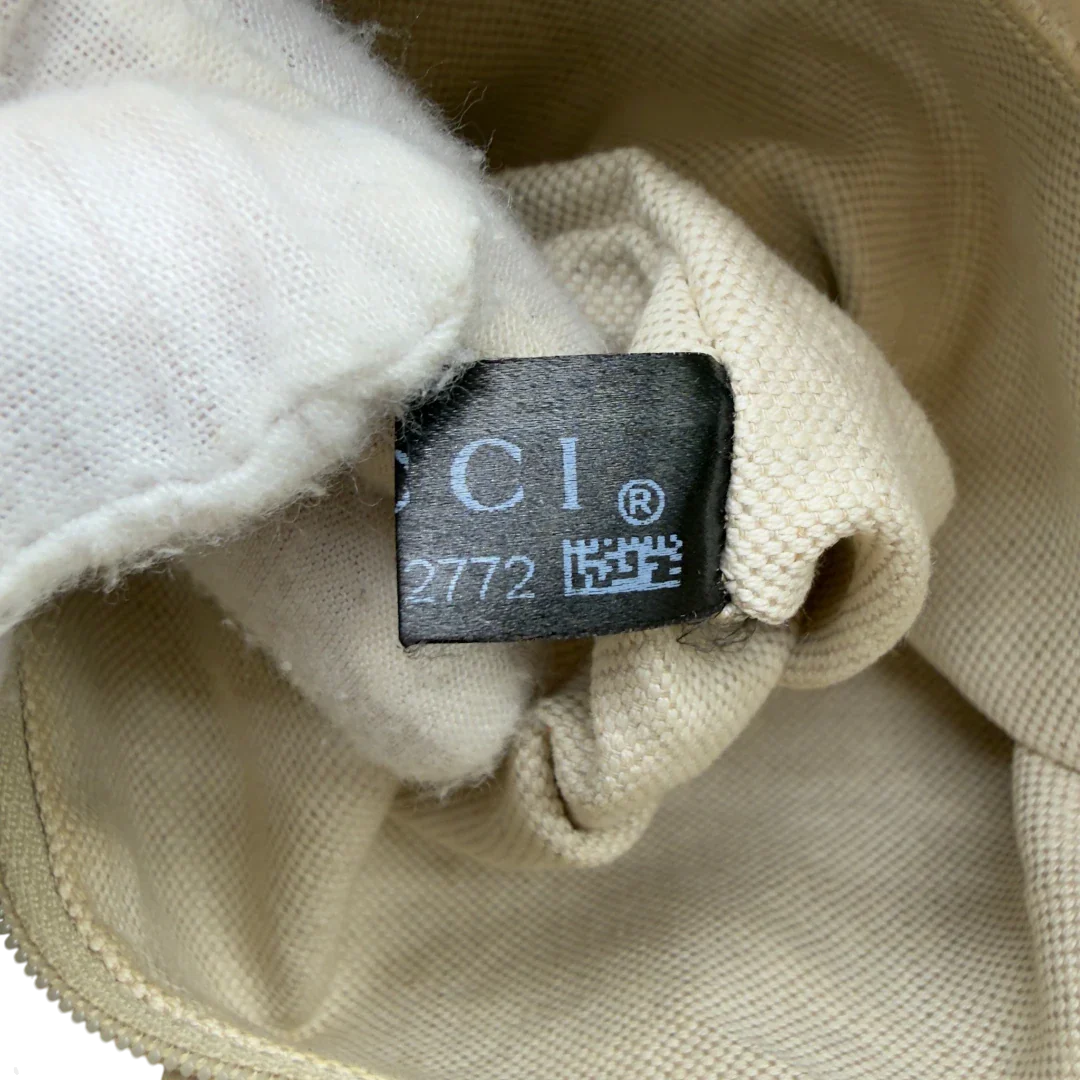 https://cdn.shopify.com/s/files/1/0564/9376/8855/files/Gucci_Handtasche_Sukey_mit_Umhangegurt_monogram_beige_vintage_GG7944.webp?v=1779966403