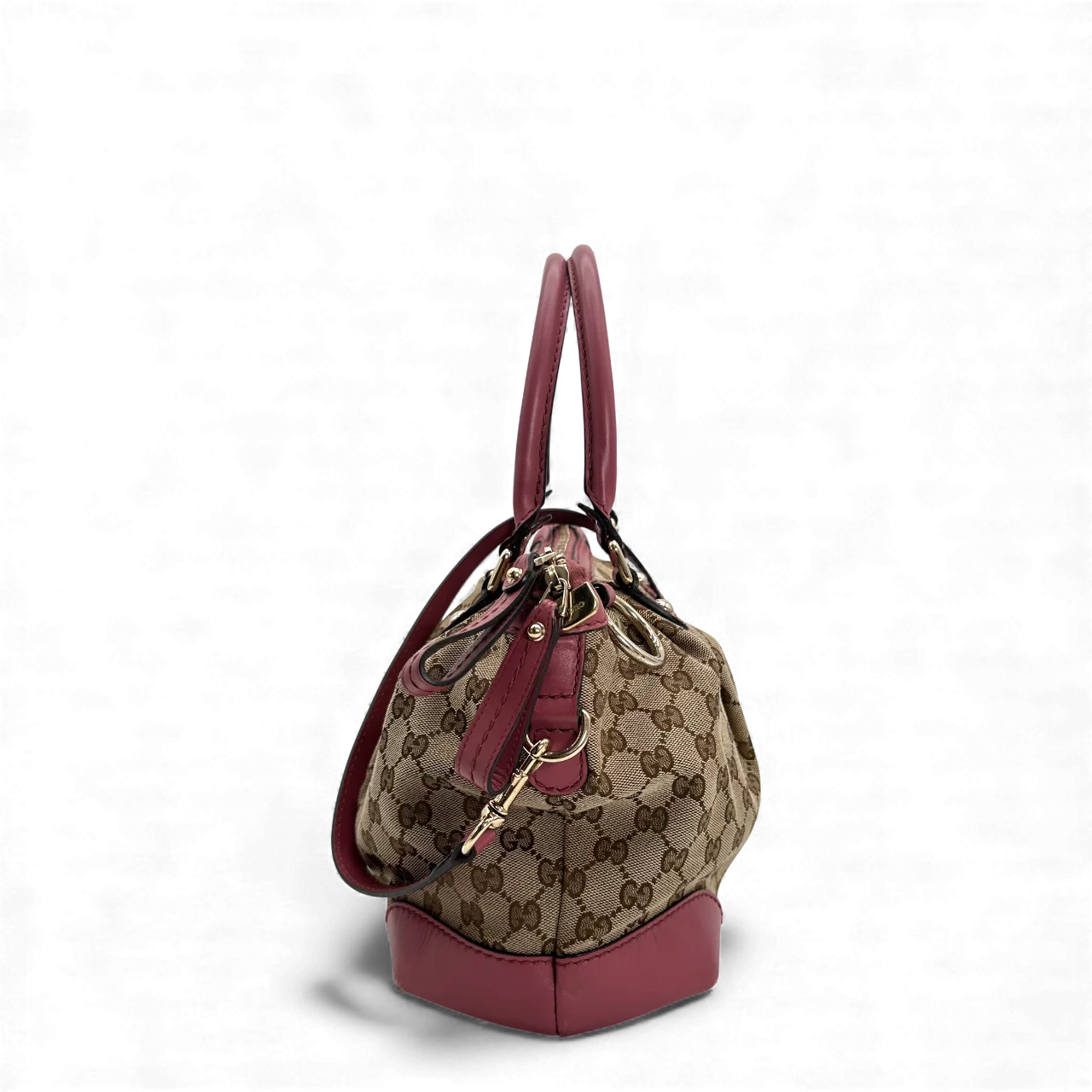 https://cdn.shopify.com/s/files/1/0564/9376/8855/files/Gucci_Handtasche_Sukey_mit_Umhangegurt_monogram_beige_vintage_GG_handbag0688.webp?v=1764856838