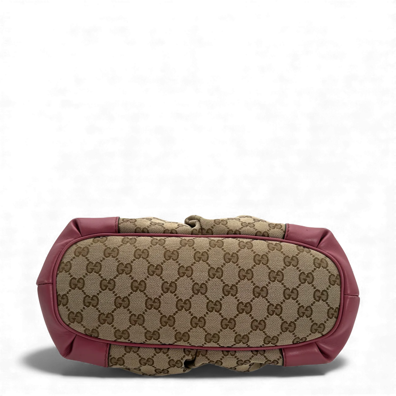 https://cdn.shopify.com/s/files/1/0564/9376/8855/files/Gucci_Handtasche_Sukey_mit_Umhangegurt_monogram_beige_vintage_GG_handbag0690.webp?v=1764856838