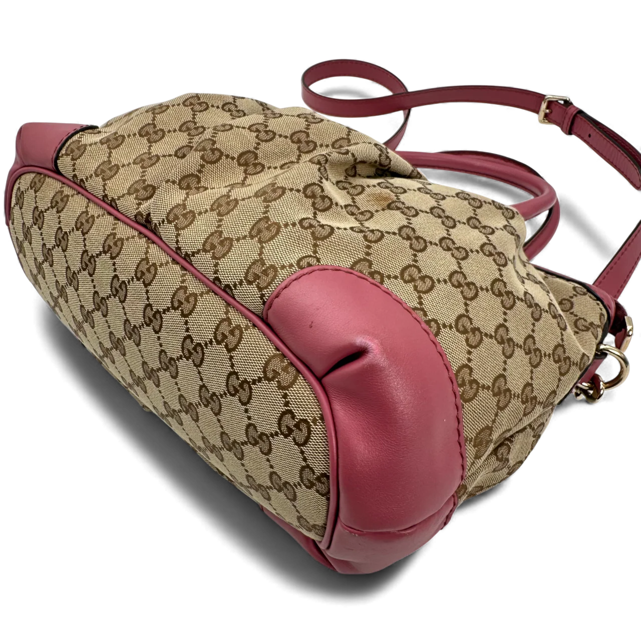 https://cdn.shopify.com/s/files/1/0564/9376/8855/files/Gucci_Handtasche_Sukey_mit_Umhangegurt_monogram_beige_vintage_GG_handbag0691.webp?v=1764856838