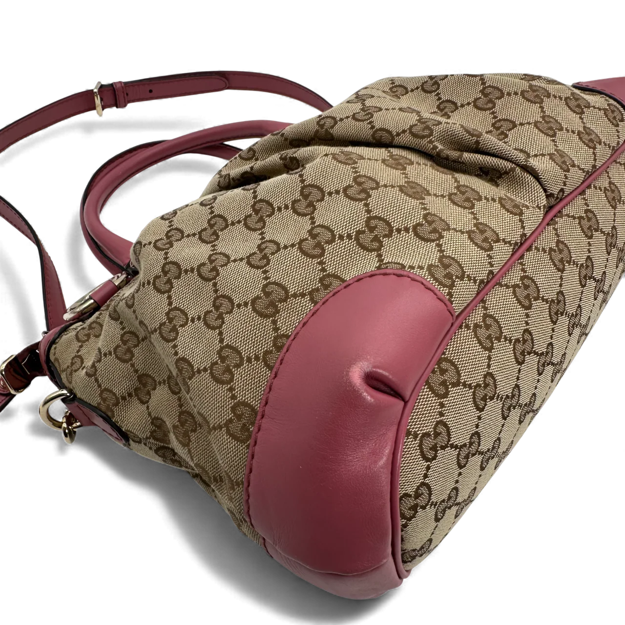 https://cdn.shopify.com/s/files/1/0564/9376/8855/files/Gucci_Handtasche_Sukey_mit_Umhangegurt_monogram_beige_vintage_GG_handbag0692.webp?v=1764856838