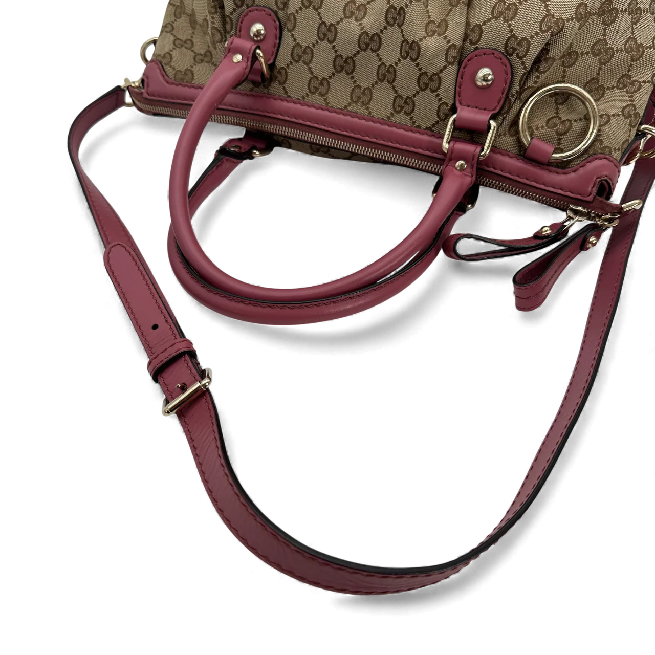 https://cdn.shopify.com/s/files/1/0564/9376/8855/files/Gucci_Handtasche_Sukey_mit_Umhangegurt_monogram_beige_vintage_GG_handbag0696.webp?v=1764856838