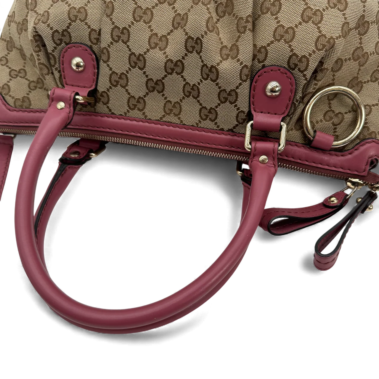 https://cdn.shopify.com/s/files/1/0564/9376/8855/files/Gucci_Handtasche_Sukey_mit_Umhangegurt_monogram_beige_vintage_GG_handbag0697.webp?v=1764856838