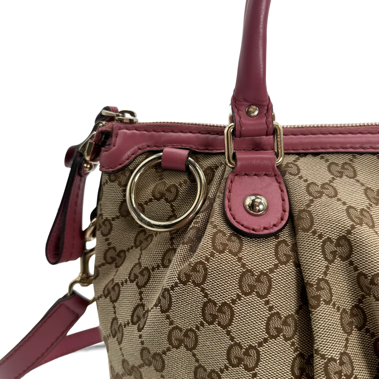 https://cdn.shopify.com/s/files/1/0564/9376/8855/files/Gucci_Handtasche_Sukey_mit_Umhangegurt_monogram_beige_vintage_GG_handbag0698.webp?v=1764856838