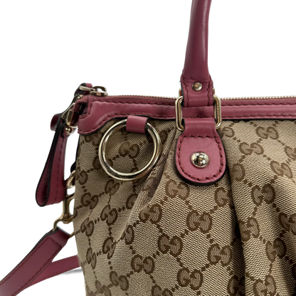 https://cdn.shopify.com/s/files/1/0564/9376/8855/files/Gucci_Handtasche_Sukey_mit_Umhangegurt_monogram_beige_vintage_GG_handbag0698.webp?v=1764856838