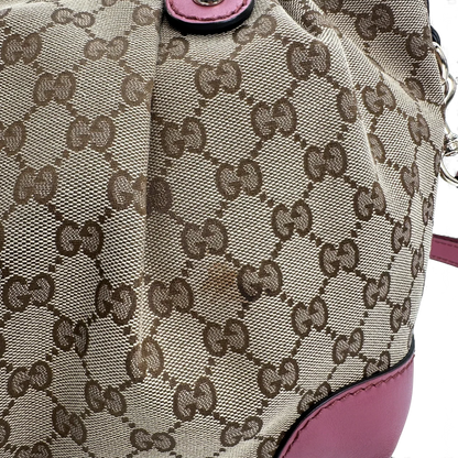 https://cdn.shopify.com/s/files/1/0564/9376/8855/files/Gucci_Handtasche_Sukey_mit_Umhangegurt_monogram_beige_vintage_GG_handbag0699.webp?v=1764856838
