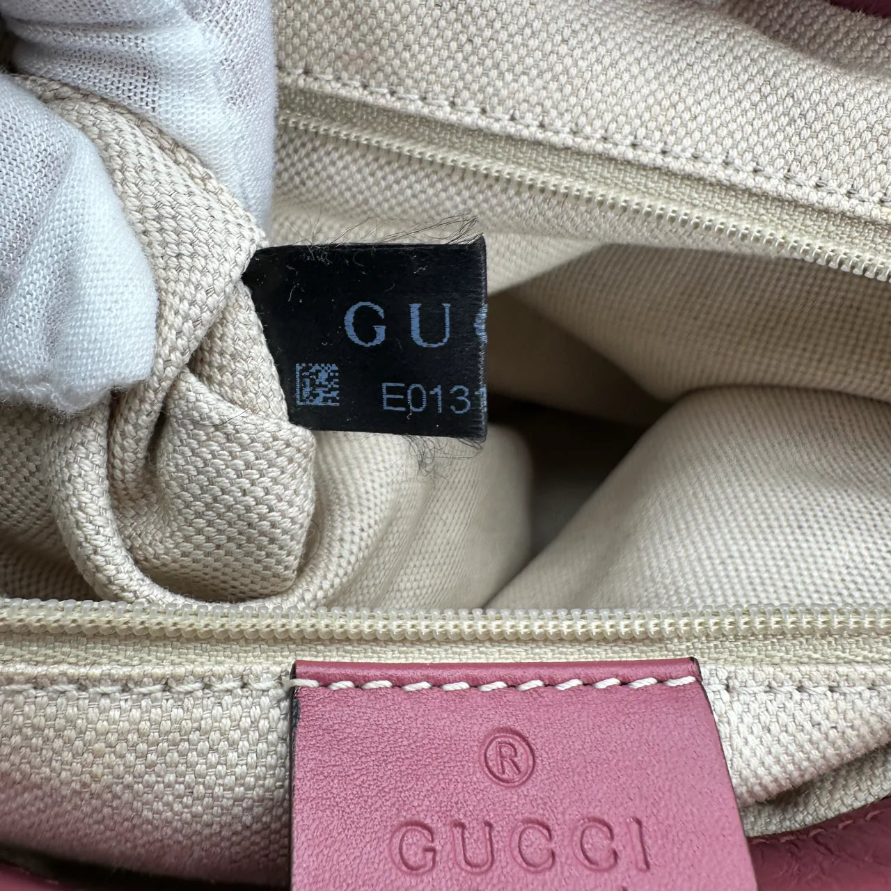 https://cdn.shopify.com/s/files/1/0564/9376/8855/files/Gucci_Handtasche_Sukey_mit_Umhangegurt_monogram_beige_vintage_GG_handbag0706.webp?v=1764856838