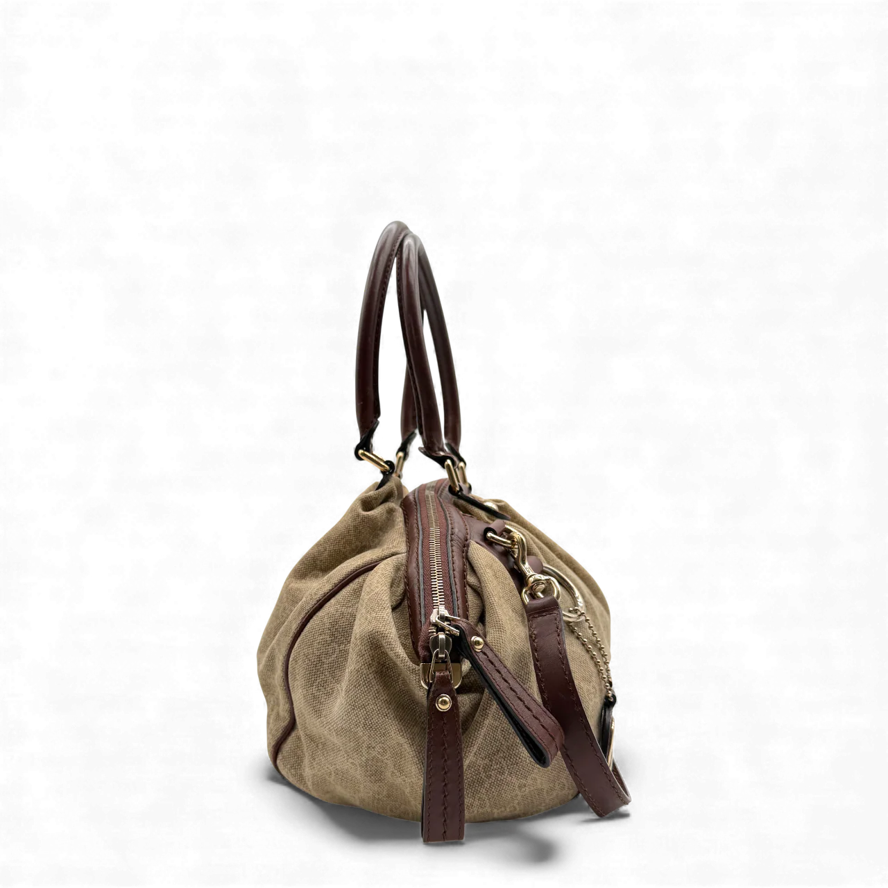https://cdn.shopify.com/s/files/1/0564/9376/8855/files/Gucci_Handtasche_Sukey_mit_Umhangegurt_monogram_beige_vintage_GG_handbag3042.webp?v=1764854636