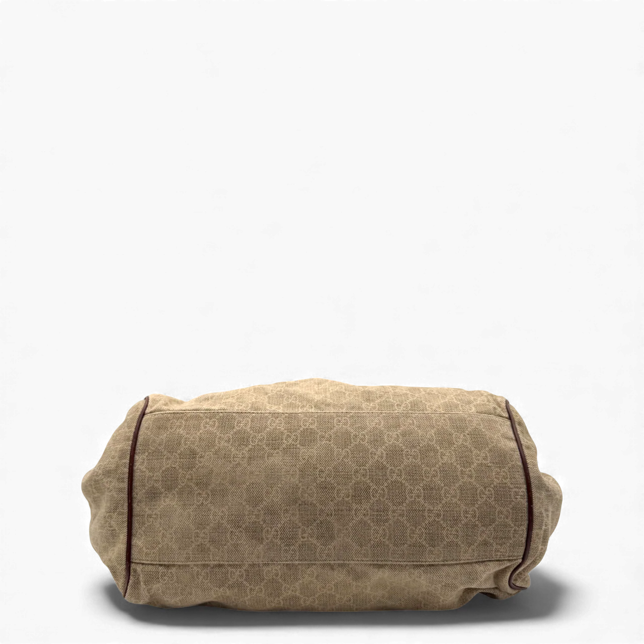 https://cdn.shopify.com/s/files/1/0564/9376/8855/files/Gucci_Handtasche_Sukey_mit_Umhangegurt_monogram_beige_vintage_GG_handbag3045.webp?v=1764854636