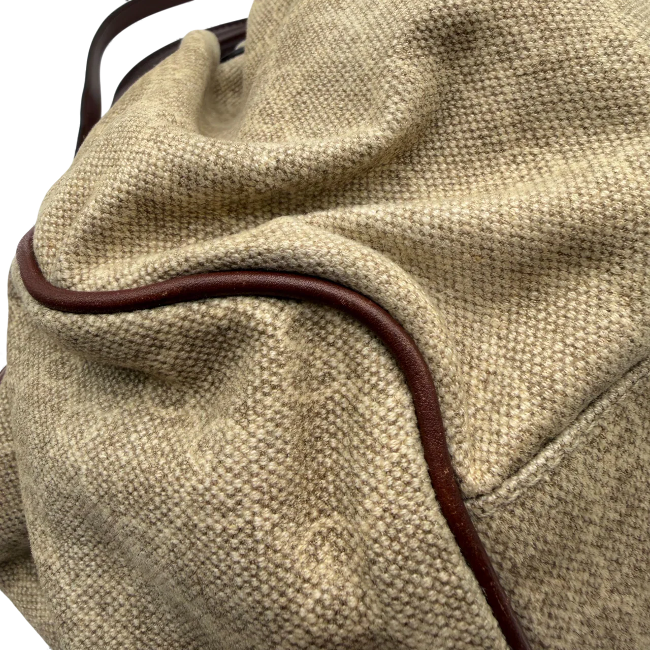 https://cdn.shopify.com/s/files/1/0564/9376/8855/files/Gucci_Handtasche_Sukey_mit_Umhangegurt_monogram_beige_vintage_GG_handbag3049.webp?v=1764854636