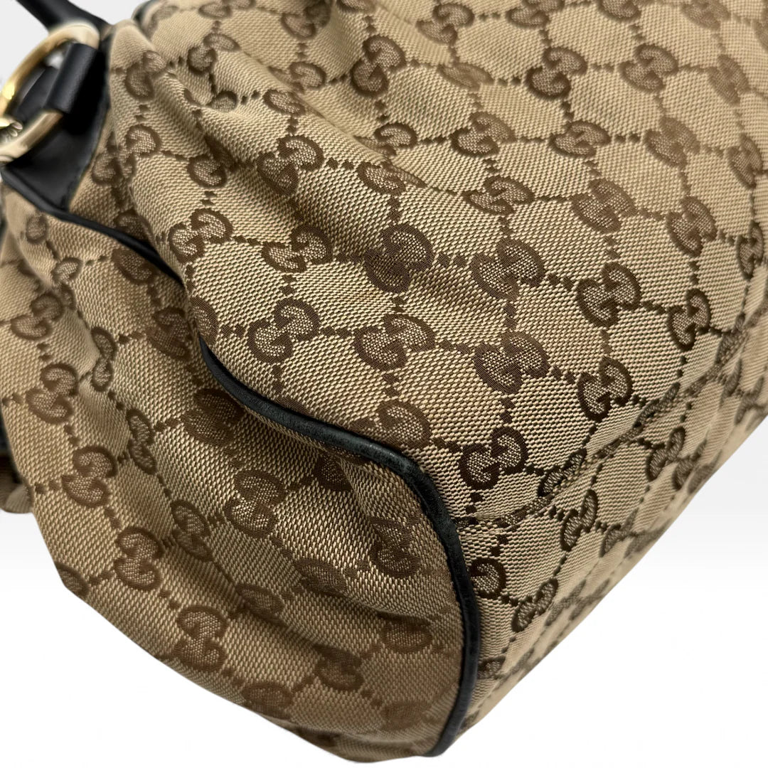 https://cdn.shopify.com/s/files/1/0564/9376/8855/files/Gucci_Handtasche_Sukey_mit_Umhangegurt_monogram_beige_vintage_GG_handbag4621.webp?v=1764897302