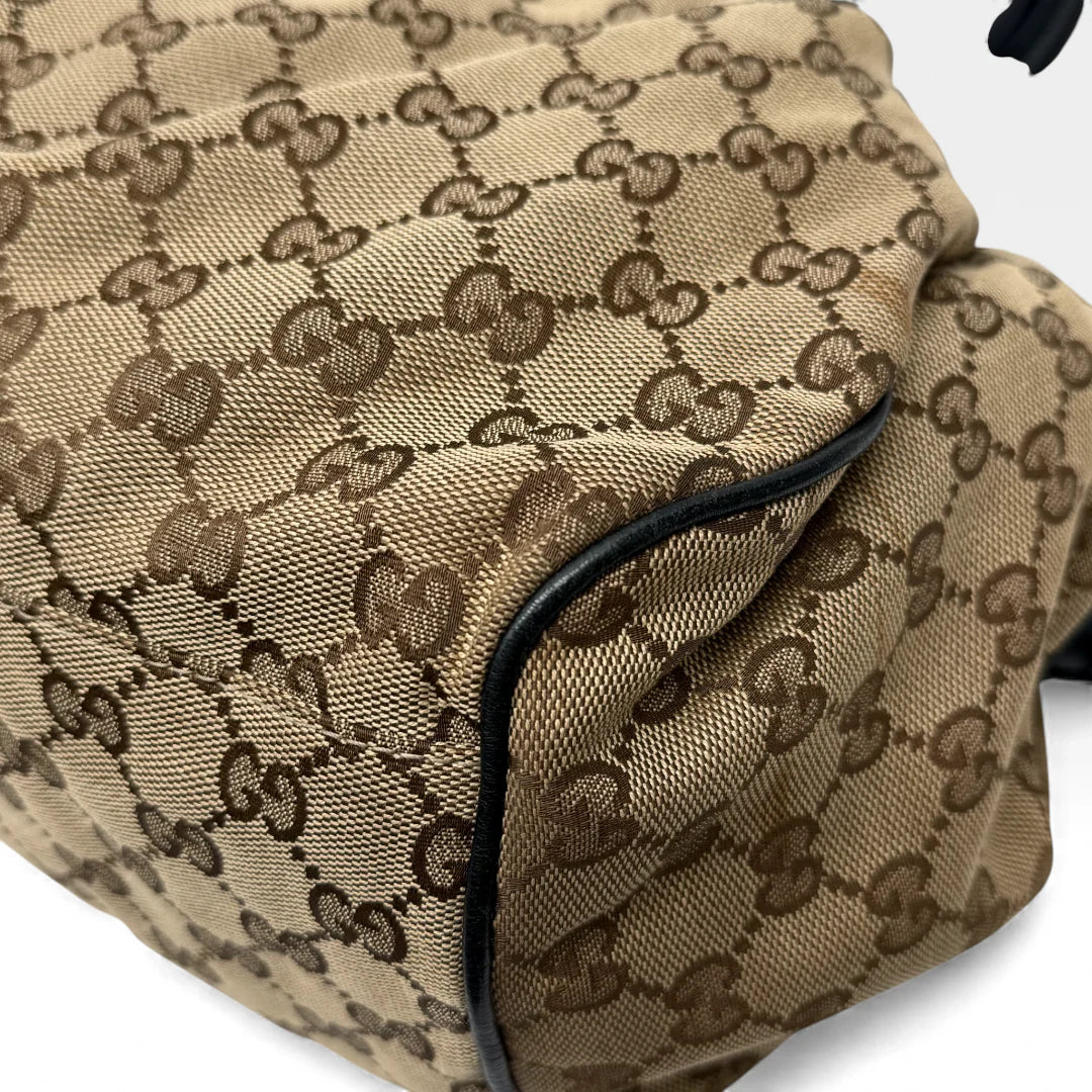 https://cdn.shopify.com/s/files/1/0564/9376/8855/files/Gucci_Handtasche_Sukey_mit_Umhangegurt_monogram_beige_vintage_GG_handbag4622.webp?v=1764897302