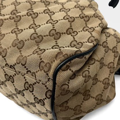 https://cdn.shopify.com/s/files/1/0564/9376/8855/files/Gucci_Handtasche_Sukey_mit_Umhangegurt_monogram_beige_vintage_GG_handbag4622.webp?v=1764897302