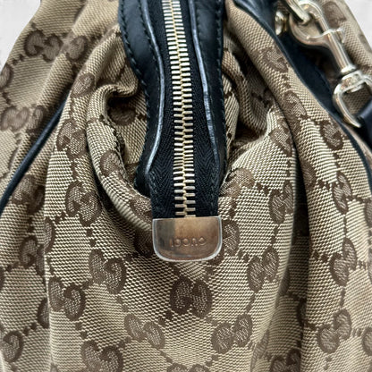https://cdn.shopify.com/s/files/1/0564/9376/8855/files/Gucci_Handtasche_Sukey_mit_Umhangegurt_monogram_beige_vintage_GG_handbag4629.webp?v=1764897302