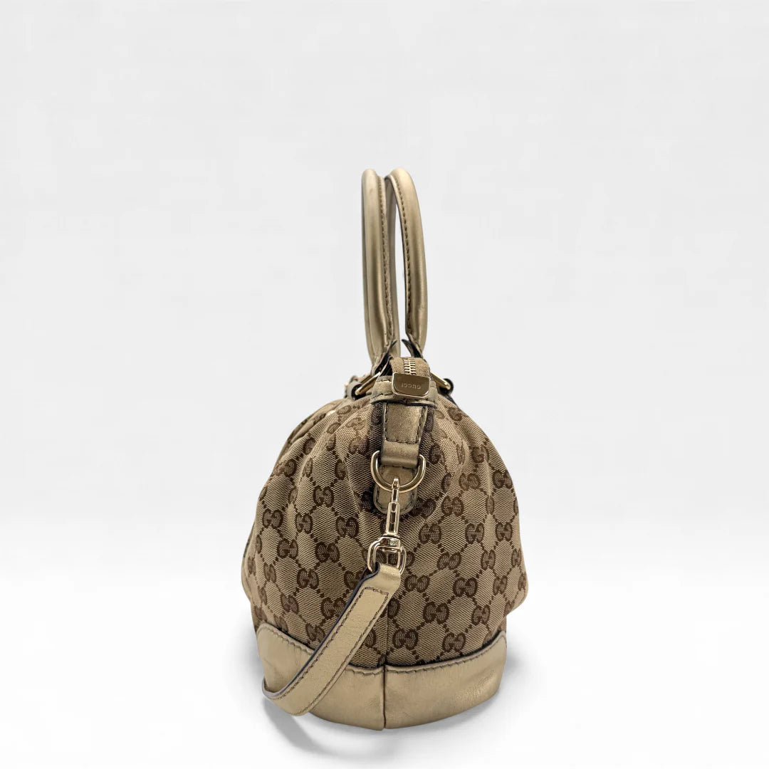 https://cdn.shopify.com/s/files/1/0564/9376/8855/files/Gucci_Handtasche_Sukey_mit_Umhangegurt_monogram_beige_vintage_GG_handbag_4638.webp?v=1765402005