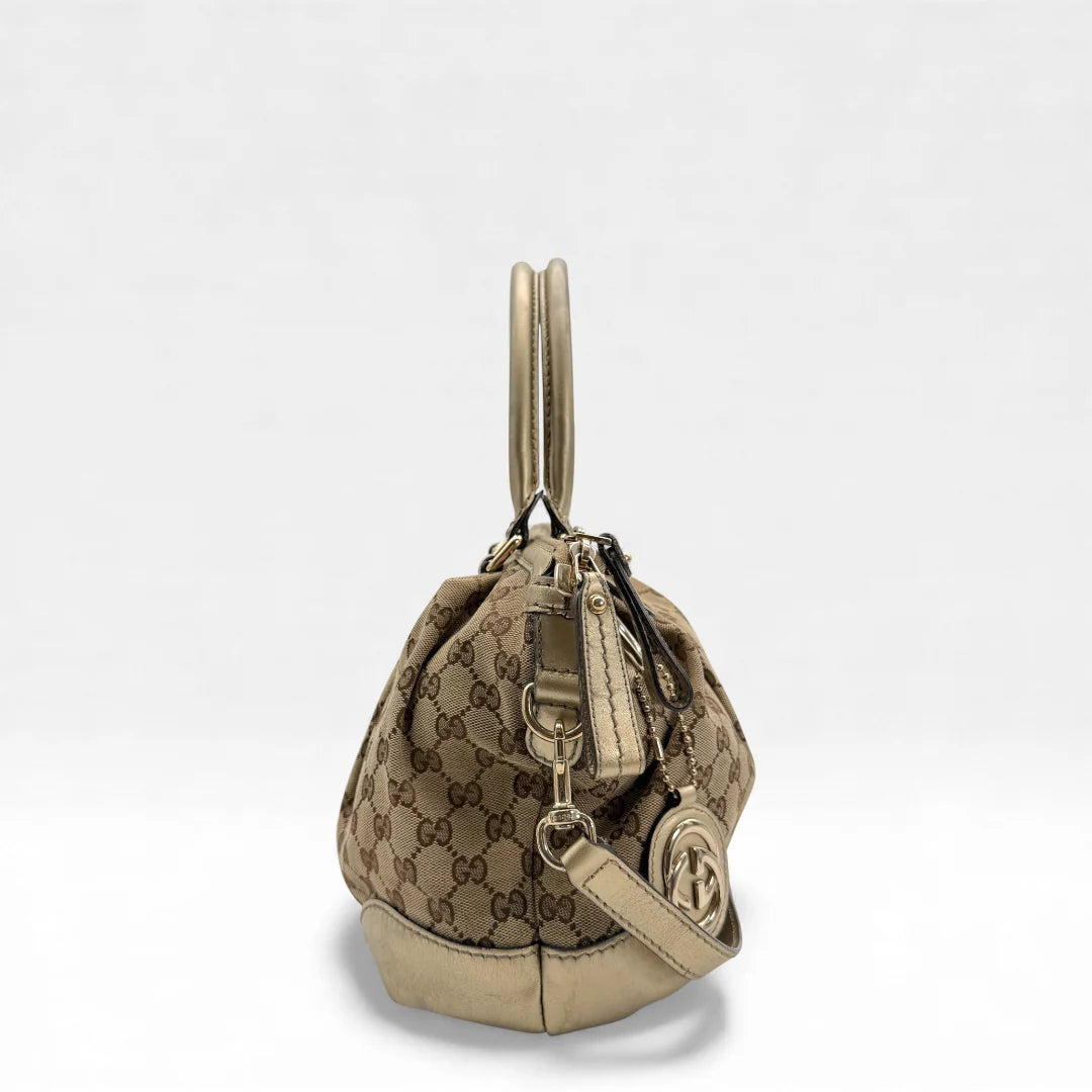 https://cdn.shopify.com/s/files/1/0564/9376/8855/files/Gucci_Handtasche_Sukey_mit_Umhangegurt_monogram_beige_vintage_GG_handbag_4639.webp?v=1765402005