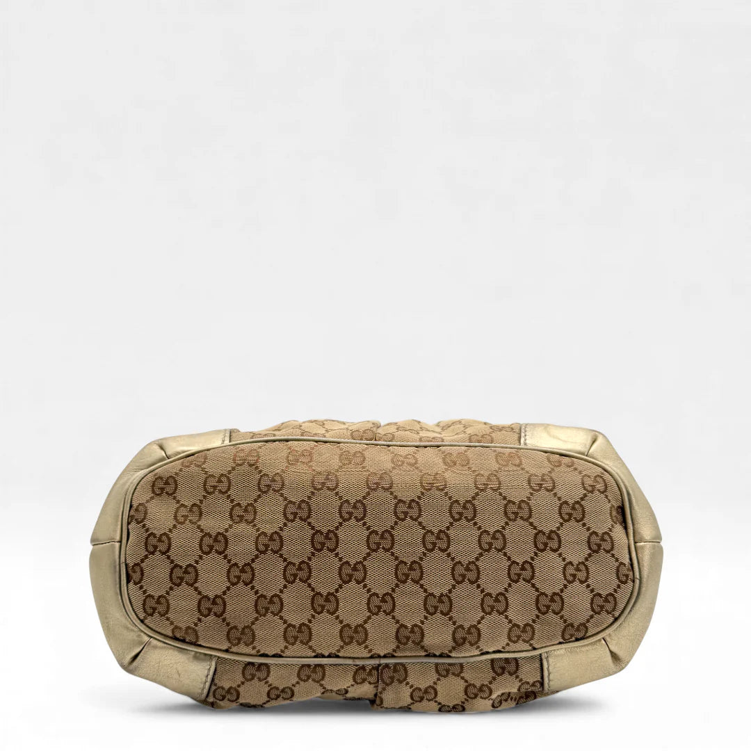 https://cdn.shopify.com/s/files/1/0564/9376/8855/files/Gucci_Handtasche_Sukey_mit_Umhangegurt_monogram_beige_vintage_GG_handbag_4640.webp?v=1765402005
