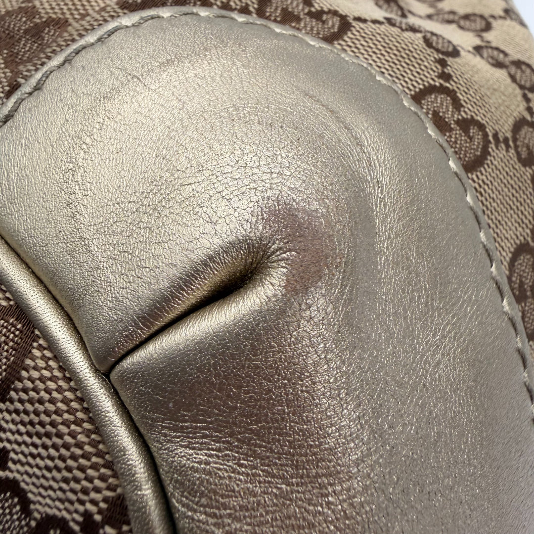 https://cdn.shopify.com/s/files/1/0564/9376/8855/files/Gucci_Handtasche_Sukey_mit_Umhangegurt_monogram_beige_vintage_GG_handbag_4641.webp?v=1765402005