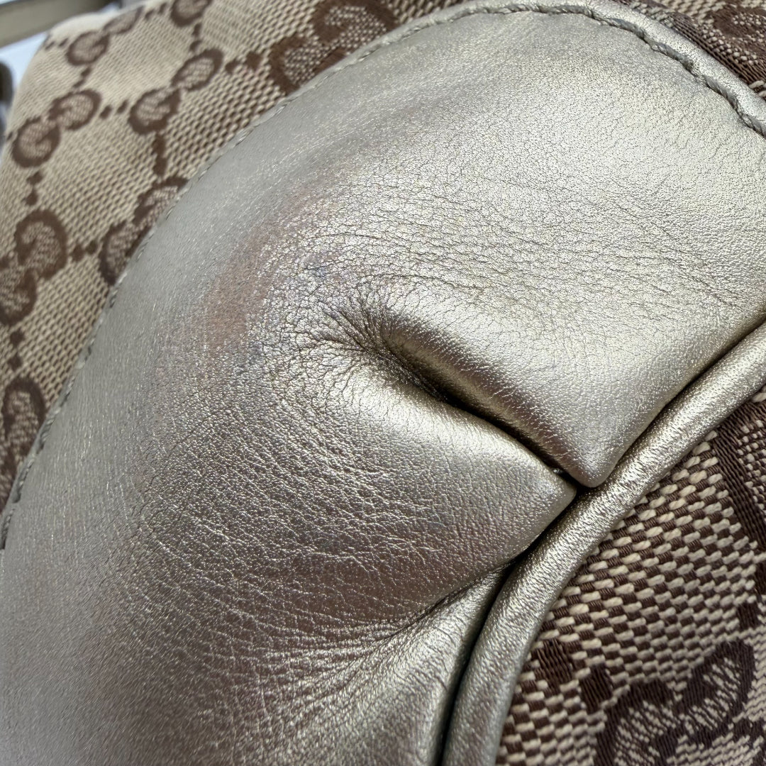https://cdn.shopify.com/s/files/1/0564/9376/8855/files/Gucci_Handtasche_Sukey_mit_Umhangegurt_monogram_beige_vintage_GG_handbag_4642.webp?v=1765402005
