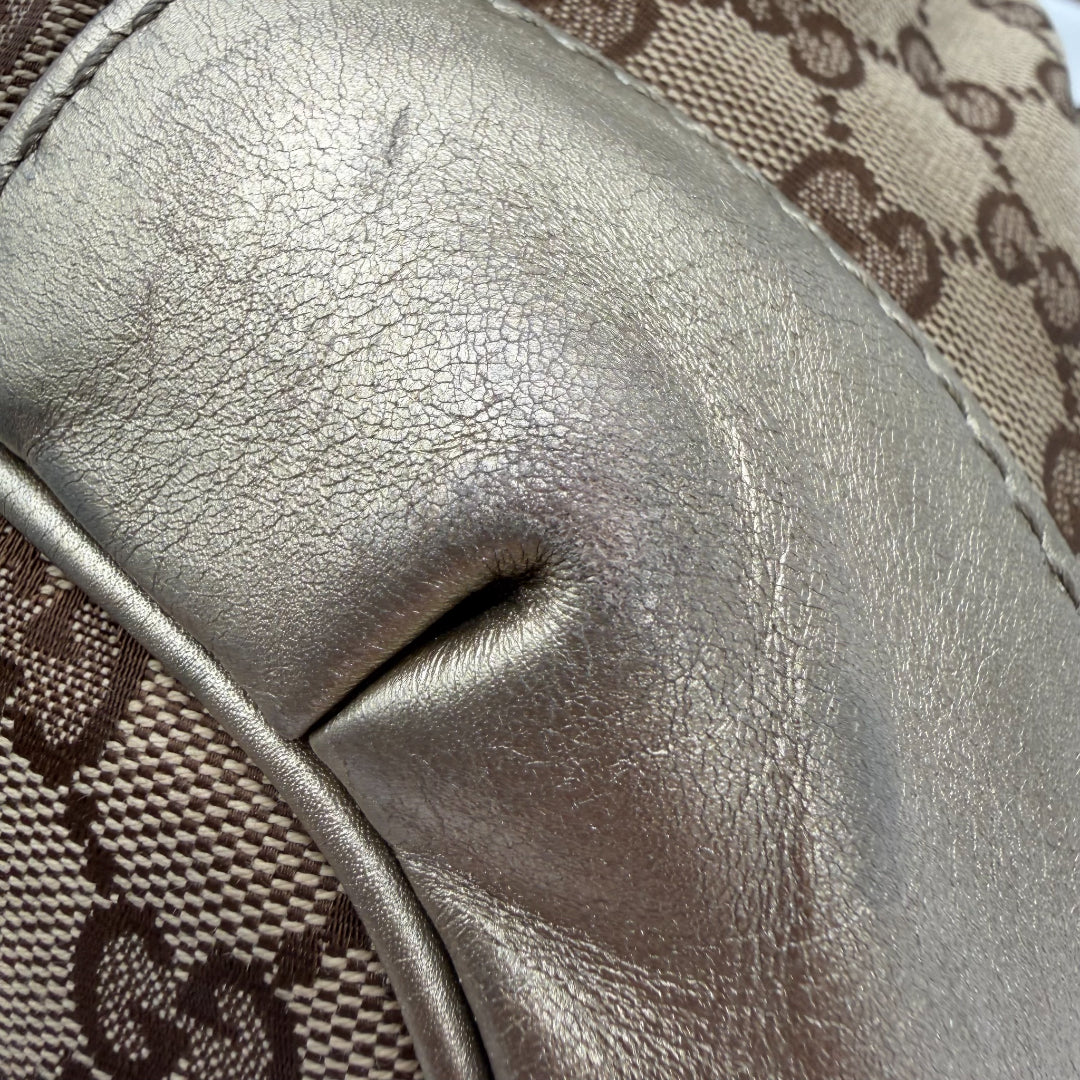 https://cdn.shopify.com/s/files/1/0564/9376/8855/files/Gucci_Handtasche_Sukey_mit_Umhangegurt_monogram_beige_vintage_GG_handbag_4643.webp?v=1765402005