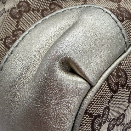 https://cdn.shopify.com/s/files/1/0564/9376/8855/files/Gucci_Handtasche_Sukey_mit_Umhangegurt_monogram_beige_vintage_GG_handbag_4644.webp?v=1765402005