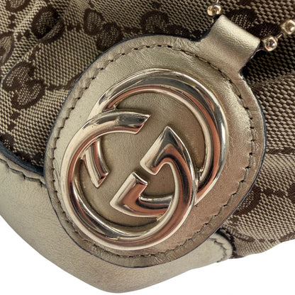 https://cdn.shopify.com/s/files/1/0564/9376/8855/files/Gucci_Handtasche_Sukey_mit_Umhangegurt_monogram_beige_vintage_GG_handbag_4646.webp?v=1765402005