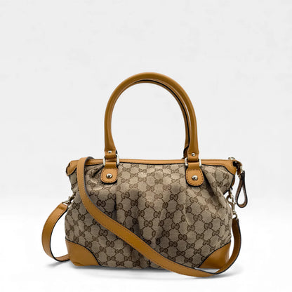 https://cdn.shopify.com/s/files/1/0564/9376/8855/files/Gucci_Handtasche_Sukey_mit_Umhangegurt_monogram_beige_vintage_GG_handbag_5036.webp?v=1765385313