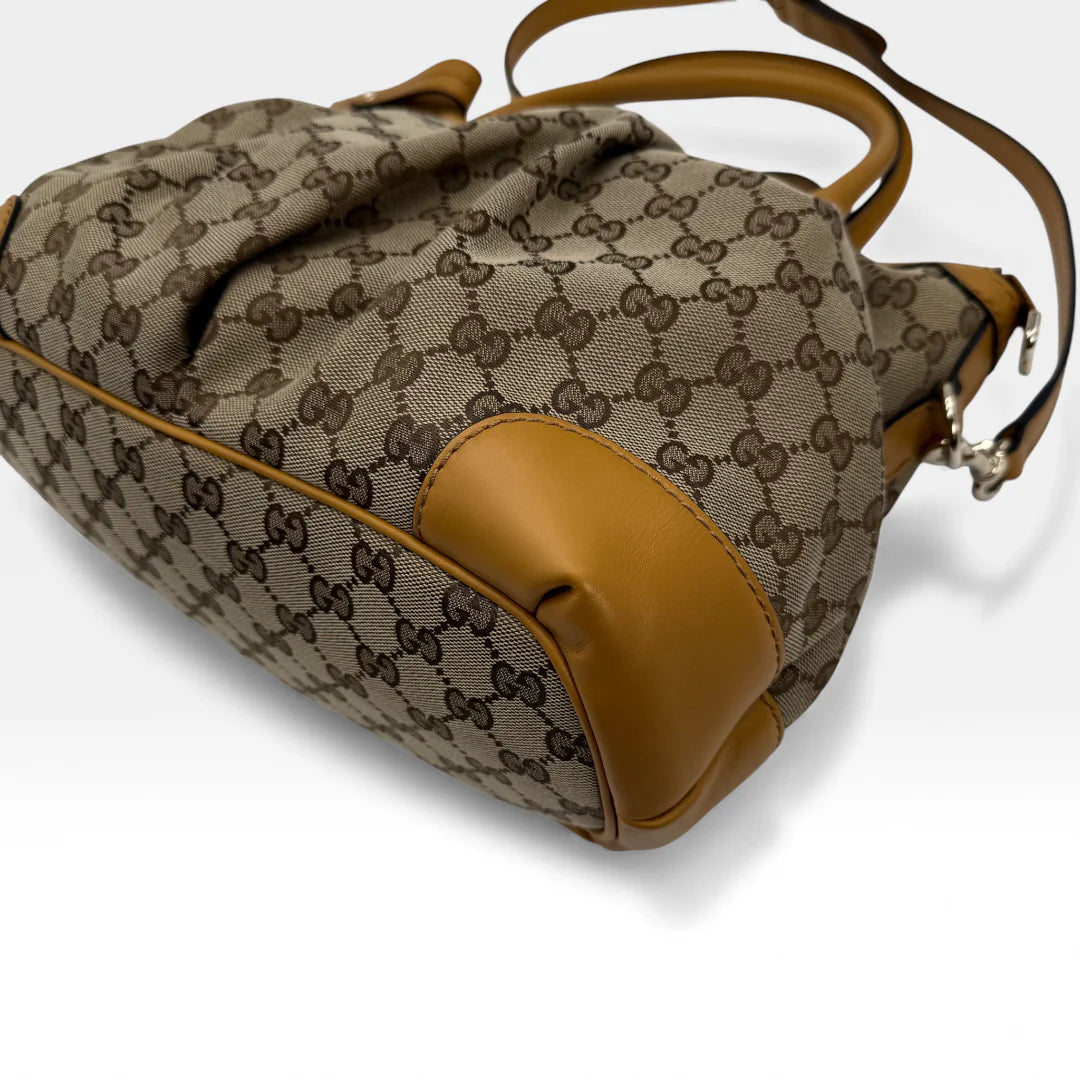 https://cdn.shopify.com/s/files/1/0564/9376/8855/files/Gucci_Handtasche_Sukey_mit_Umhangegurt_monogram_beige_vintage_GG_handbag_5040.webp?v=1765385313