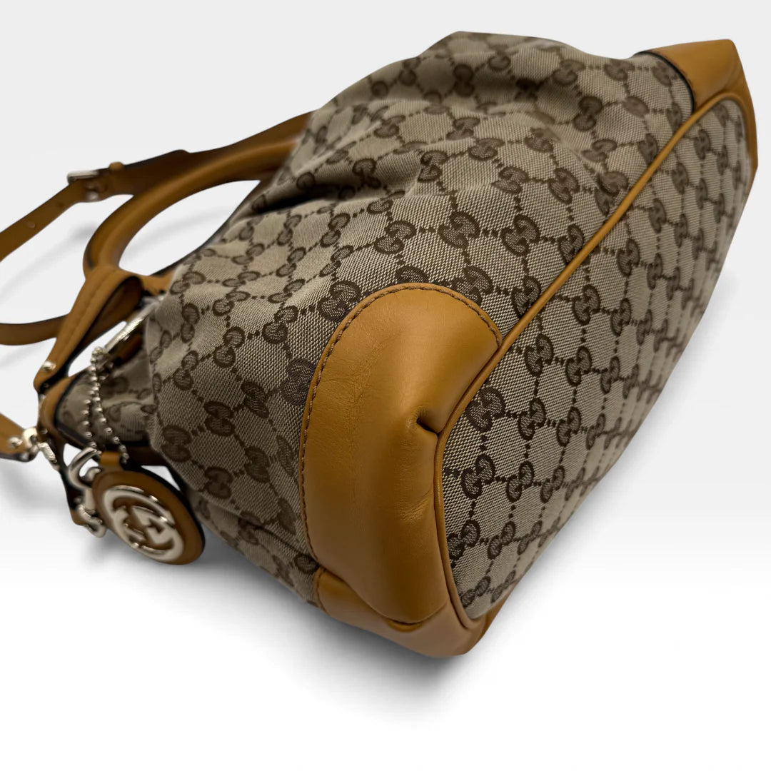 https://cdn.shopify.com/s/files/1/0564/9376/8855/files/Gucci_Handtasche_Sukey_mit_Umhangegurt_monogram_beige_vintage_GG_handbag_5041.webp?v=1765385313