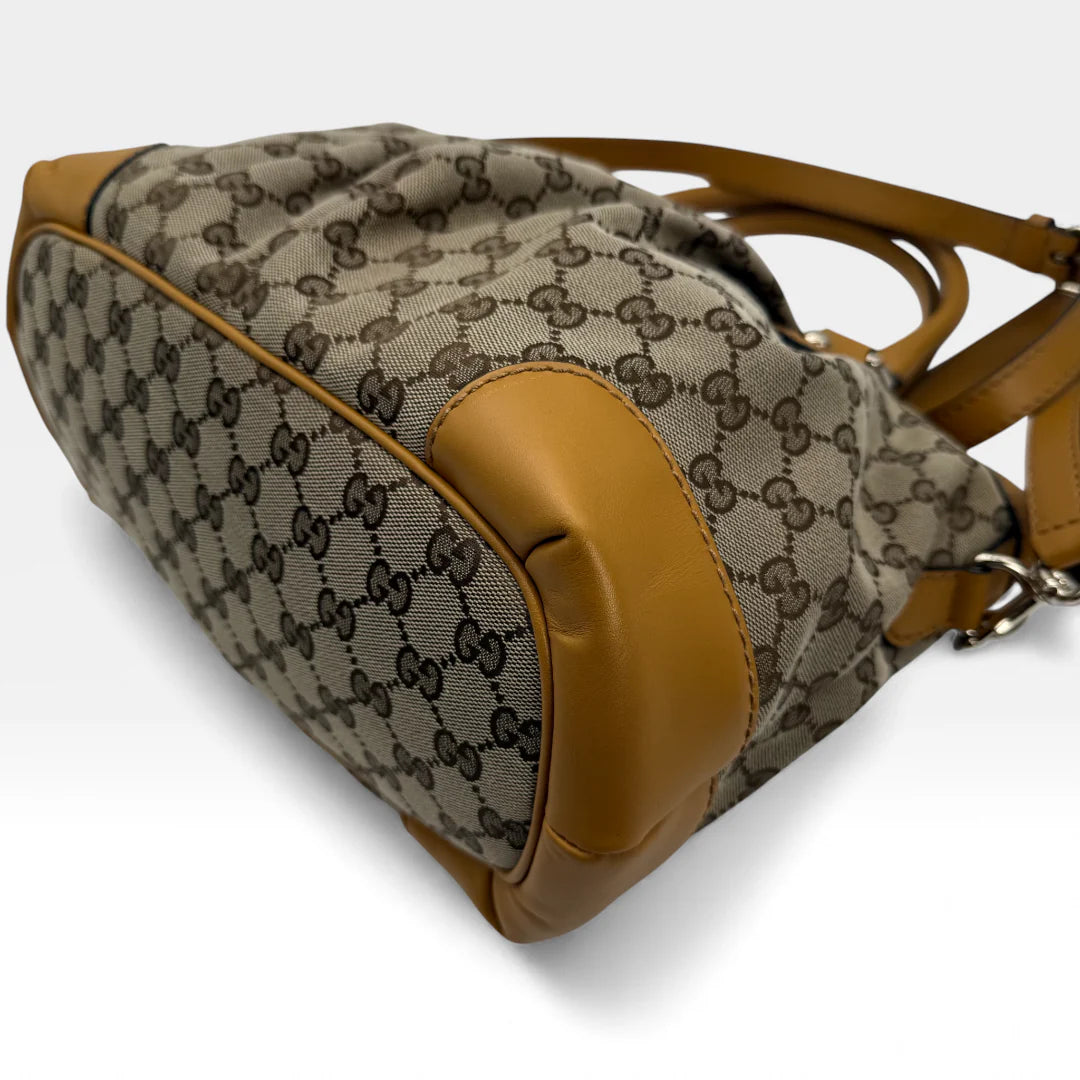https://cdn.shopify.com/s/files/1/0564/9376/8855/files/Gucci_Handtasche_Sukey_mit_Umhangegurt_monogram_beige_vintage_GG_handbag_5042.webp?v=1765385313