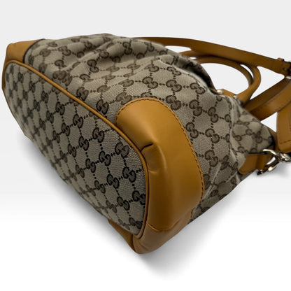 https://cdn.shopify.com/s/files/1/0564/9376/8855/files/Gucci_Handtasche_Sukey_mit_Umhangegurt_monogram_beige_vintage_GG_handbag_5042.webp?v=1765385313