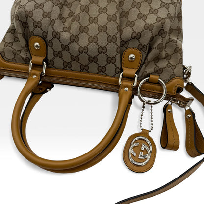 https://cdn.shopify.com/s/files/1/0564/9376/8855/files/Gucci_Handtasche_Sukey_mit_Umhangegurt_monogram_beige_vintage_GG_handbag_5045.webp?v=1765385313