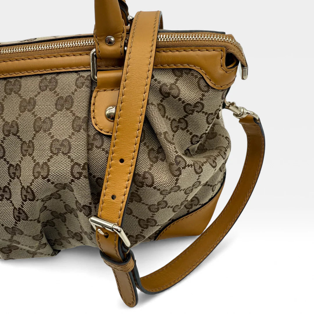 https://cdn.shopify.com/s/files/1/0564/9376/8855/files/Gucci_Handtasche_Sukey_mit_Umhangegurt_monogram_beige_vintage_GG_handbag_5047.webp?v=1765385313