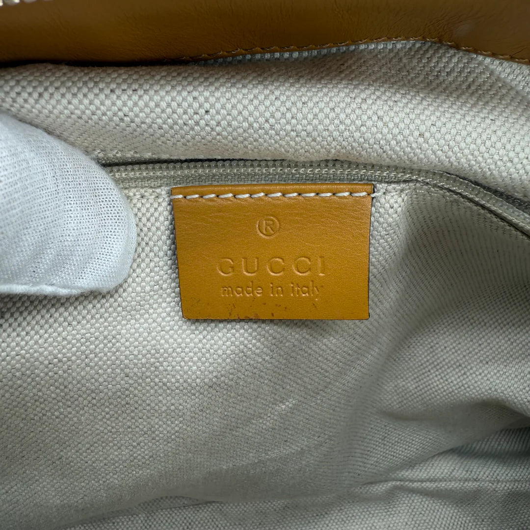 https://cdn.shopify.com/s/files/1/0564/9376/8855/files/Gucci_Handtasche_Sukey_mit_Umhangegurt_monogram_beige_vintage_GG_handbag_5050.webp?v=1765385313