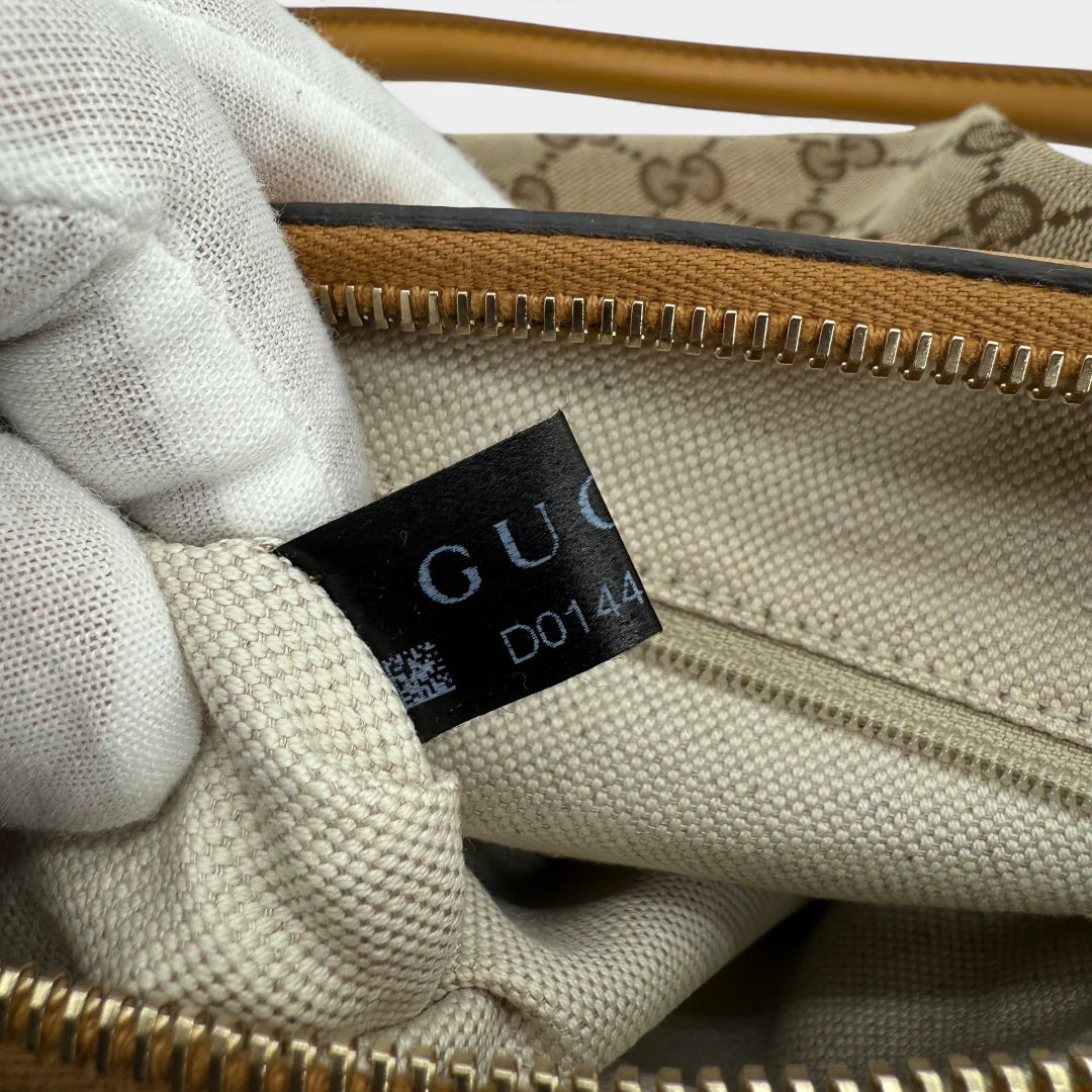 https://cdn.shopify.com/s/files/1/0564/9376/8855/files/Gucci_Handtasche_Sukey_mit_Umhangegurt_monogram_beige_vintage_GG_handbag_5052.webp?v=1765385313