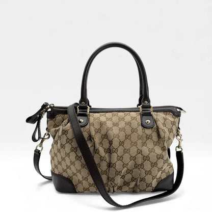 https://cdn.shopify.com/s/files/1/0564/9376/8855/files/Gucci_Handtasche_Sukey_mit_Umhangegurt_monogram_beige_vintage_GG_handbag_5057.webp?v=1765383774