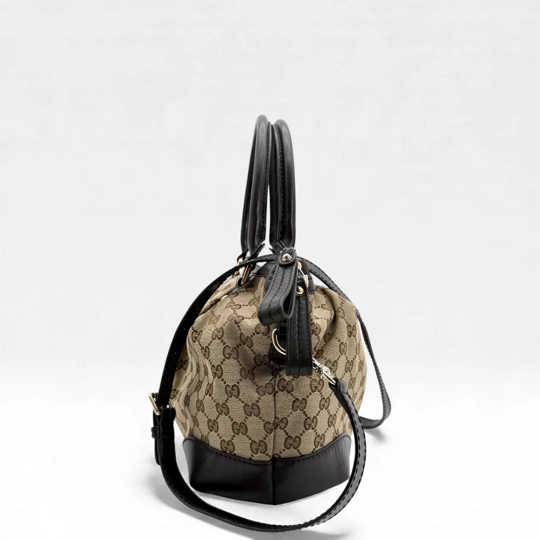https://cdn.shopify.com/s/files/1/0564/9376/8855/files/Gucci_Handtasche_Sukey_mit_Umhangegurt_monogram_beige_vintage_GG_handbag_5059.webp?v=1765383774